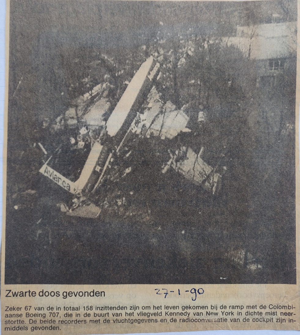 Newspaper photo of crashed Avianca Boeing 707-320B at Cove Neck, Long Island