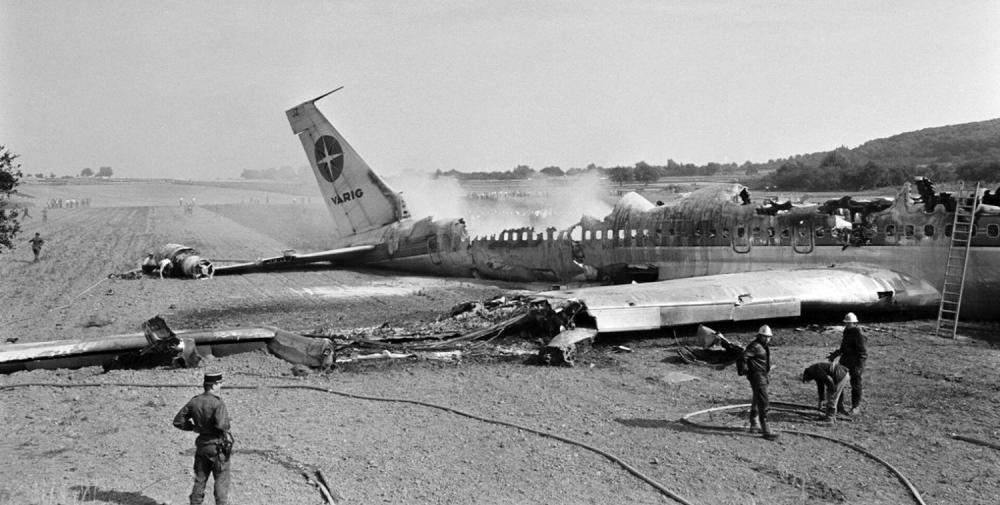 burned carcas of VARIG Boeing 707-345C PP-VJZ crashed on the final leg to Orly 1973