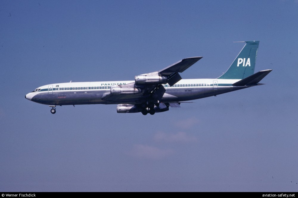 PIA Boeing 707-340C AP-AWZ on final approach 