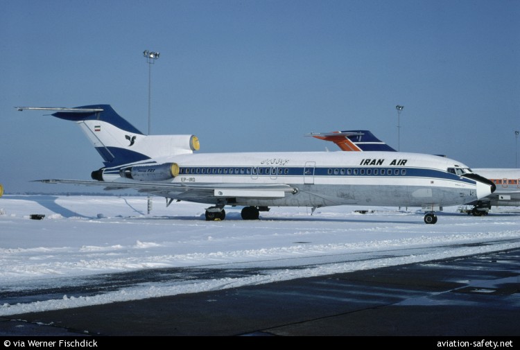A picture containing outdoor, plane, runway, transport

Description automatically generated