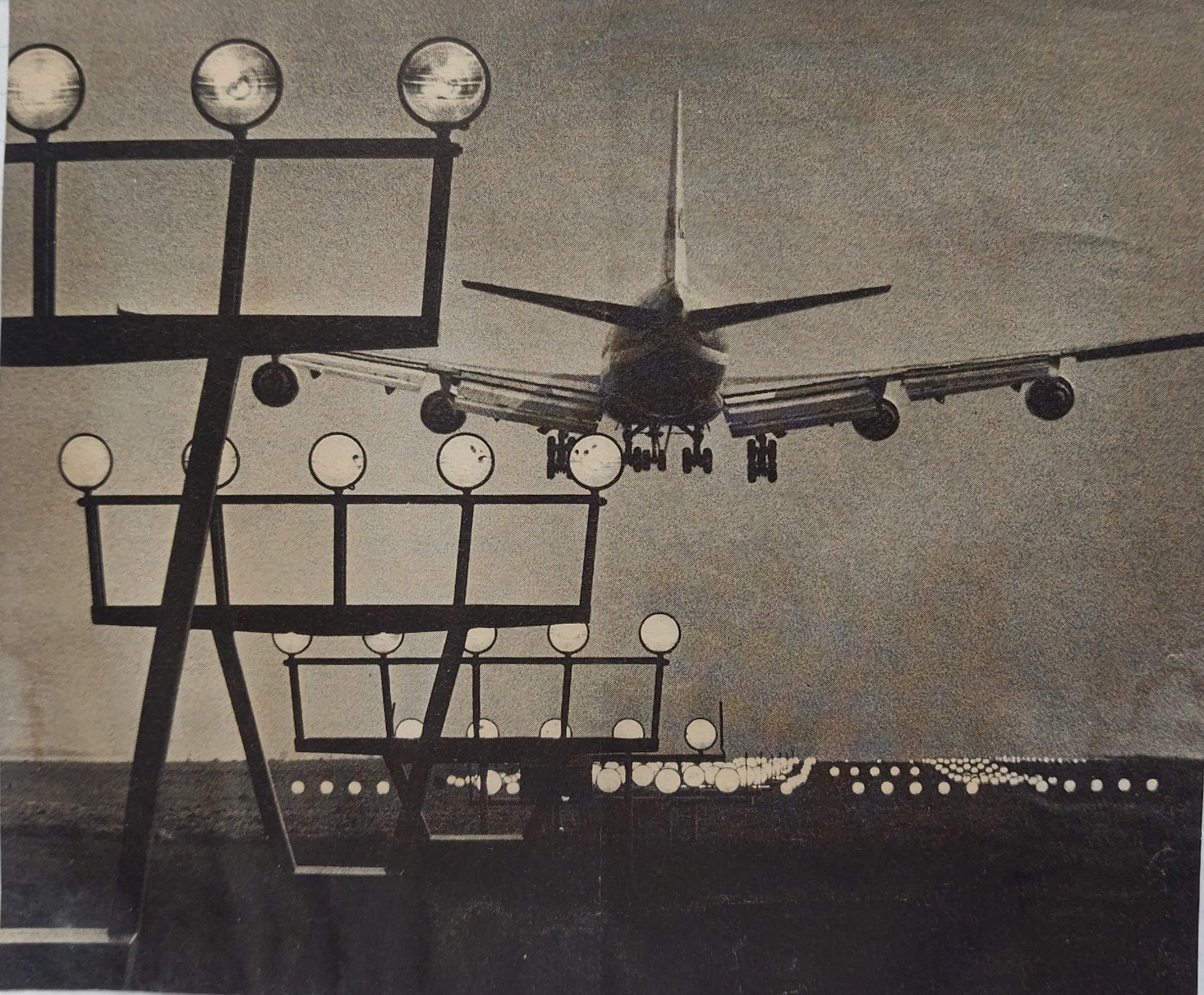 Boeing 747-200 | landing over approach lights