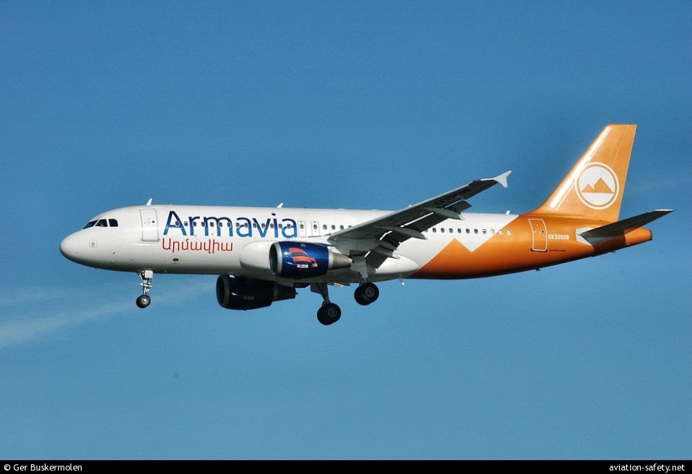 Airbus A320-211 | Armavia | EK32009 | Airbus A320 coming in for landing with landing gear and flaps extended