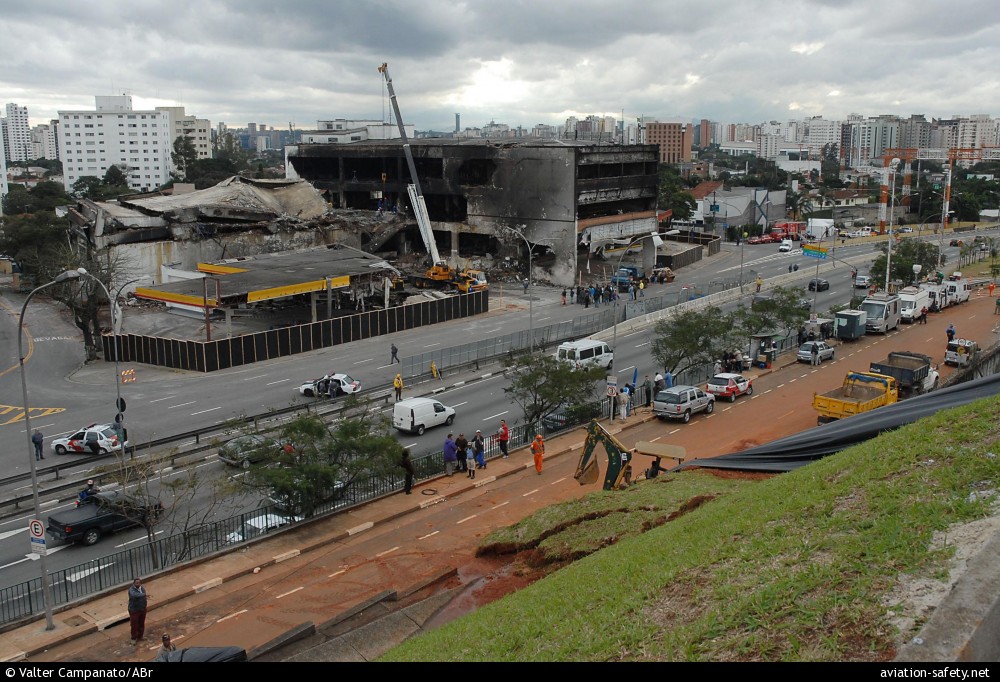 picture of burned out TAM express building at Sao Paulo after TAM A320 PR-MBK crashed into it