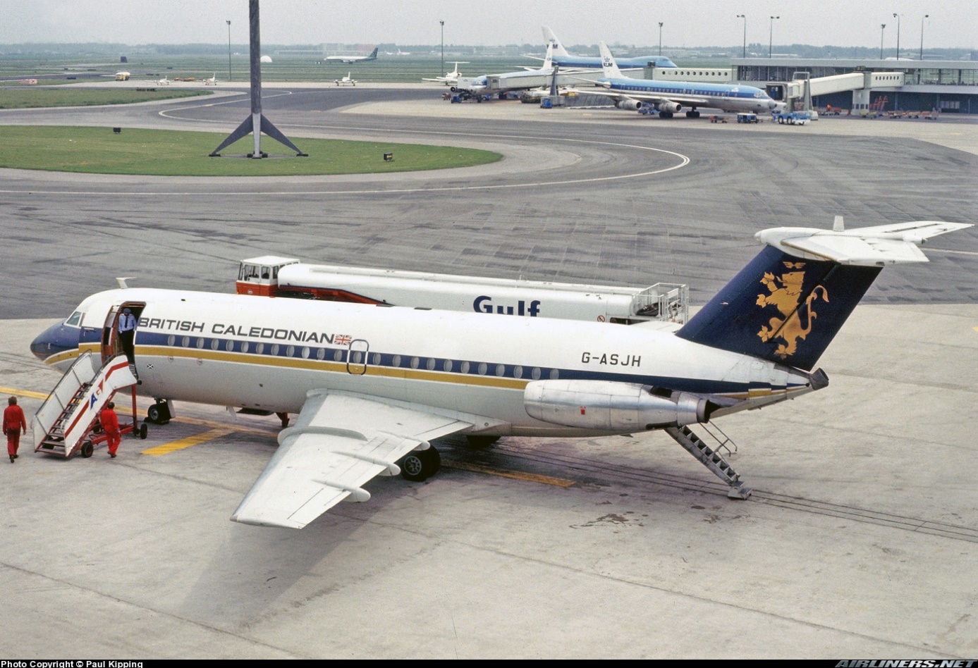 A picture containing plane, ground, airport, airplane

Description automatically generated