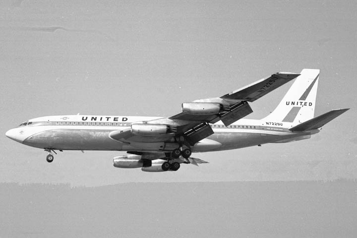 Boeing 720 | United Airlines | N7225U | landing with full flaps