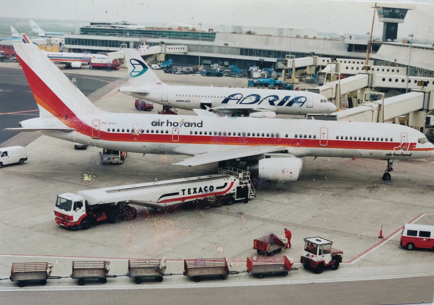 Boeing 757-200 | Air Holland | PH-AHI | aircraft parked at the gate beiing refueled by Texaco fuel truck (c) bvdz