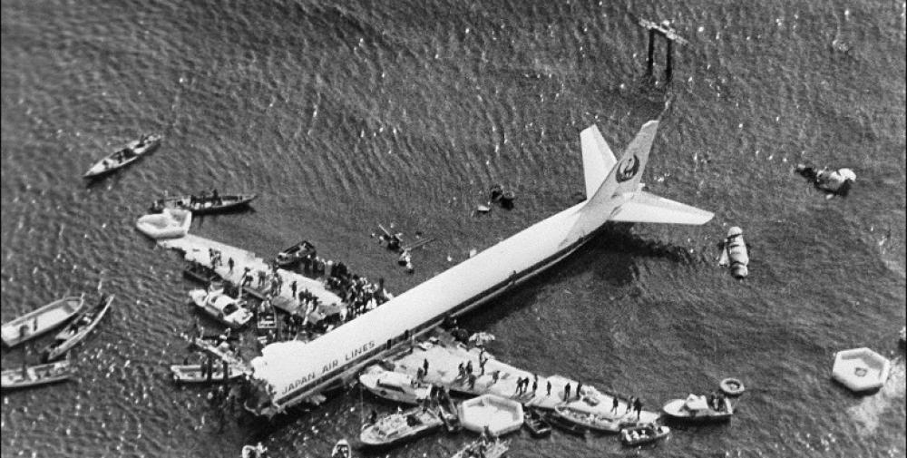 Douglas DC-8-61 | Japan Air Lines | JA8061 | rescue workers around the JAL DC-8-61 withc ditched in Tokyo Bay9  February 1982