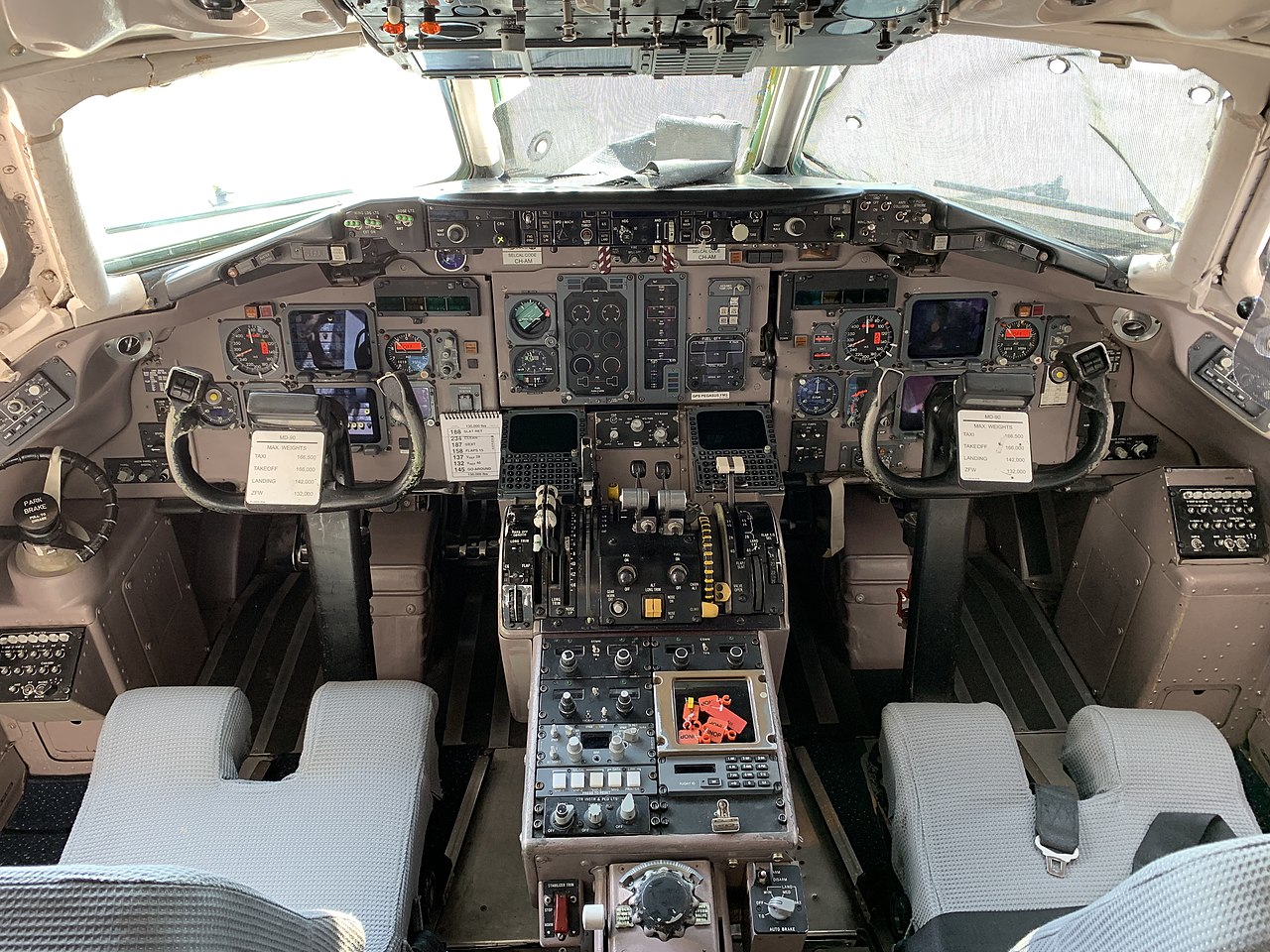 McDonnell Douglas MD-90-30 Dealta Airlines cockpit