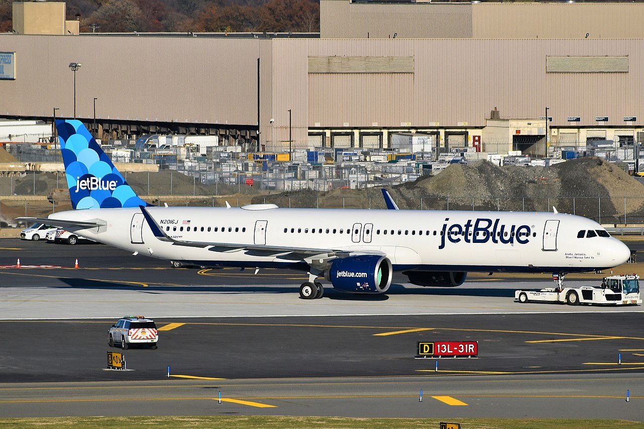 This JetBlue A321neo has all 10 available exits in Cabin Flex enabled (seating: 200, maximum: 244). EasyJet carries the same door-arrangement configuration for its A321neo fleet.[109]