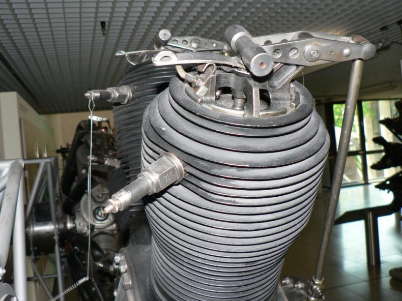 Oberursel U.I 110HP cylinder head with valve close-up